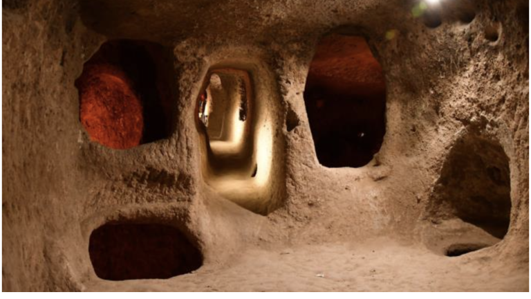 PRONAŠAO 2.000 GODINA STARI PODZEMNI GRAD: A samo je jurio svoje kokoške kroz rupu u podrumu! (FOTO)