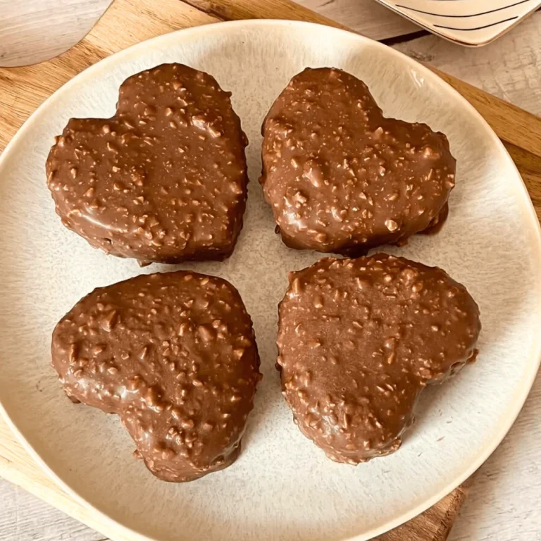 Čokoladna srca sa mljevenim keksom i kikirikijem