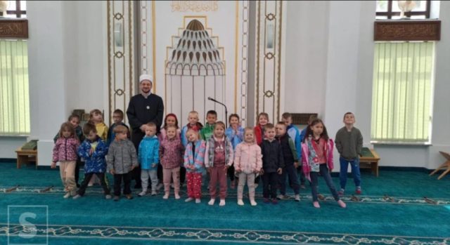 Spoj vjere i djetinjstva: Djeca iz vrtića „Zvončić“ posjetila crkvu i džamiju Spoj vjere i djetinjstva: Djeca iz vrtića „Zvončić“ posjetila crkvu i džamiju