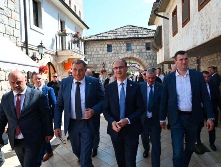 “BJEGUNAC” DODIK S MACUTOM PROŠETAO VIŠEGRADOM I PORUČIO: “Mi nismo bosanski Srbi, mi smo Srbi”