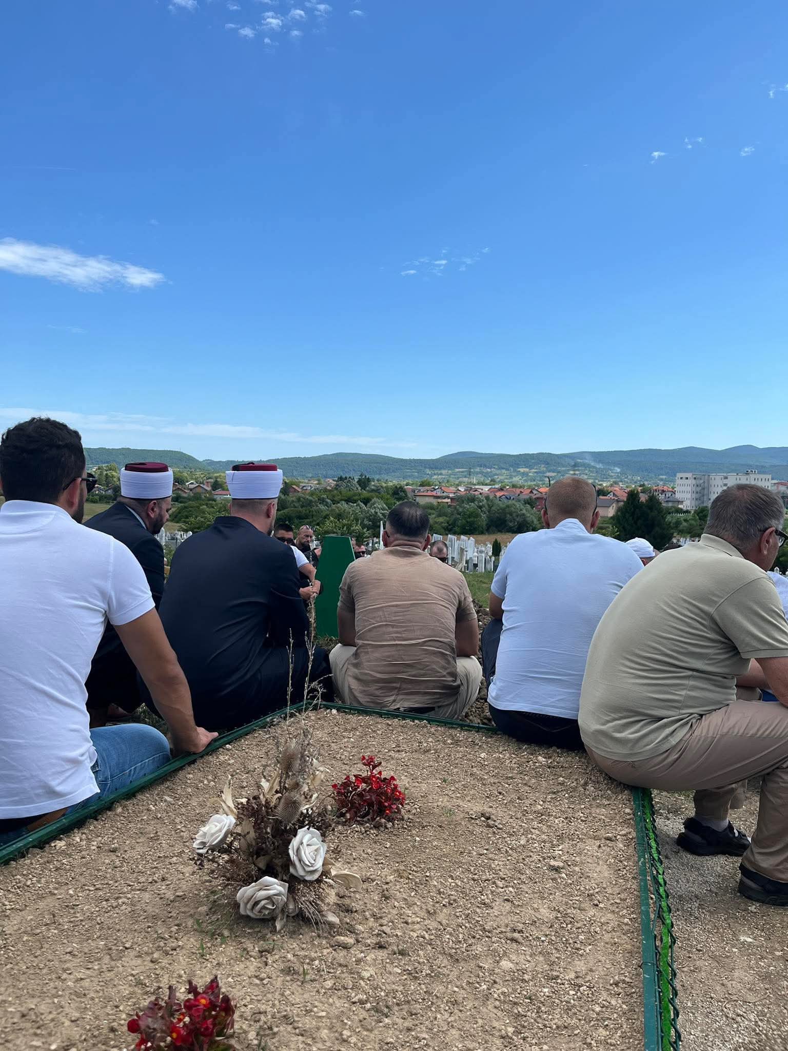 Ispraćaj koji dira u srce: Jasmin Rekić Kizi ukopan uz dove tri hafiza