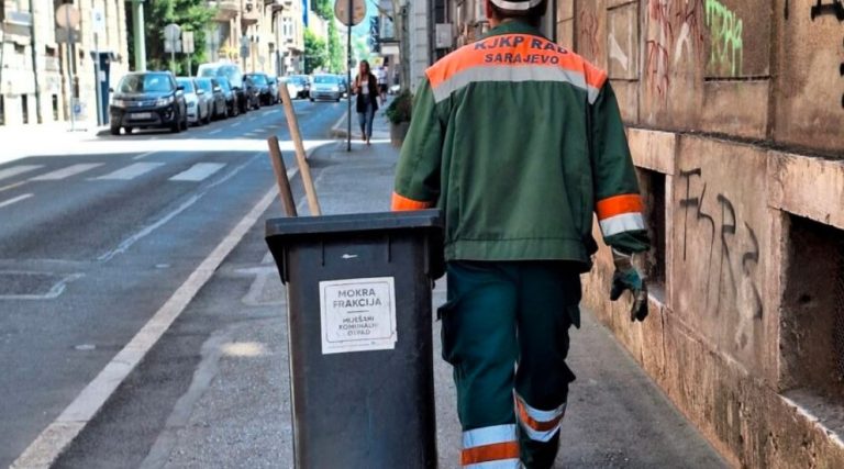 „Oko nas su živi heroji“: Dirljiva poruka Sarajke o radniku na vrelini rastopila mreže