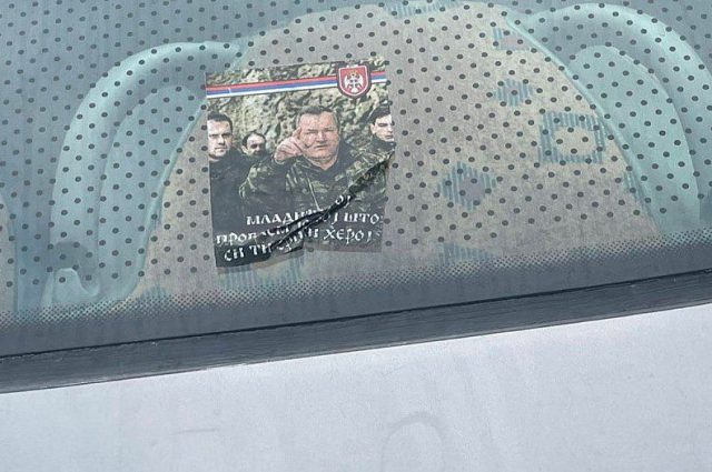 Skandal u Zvorniku- Autobus omladinaca Radničkog oblijepljen naljepnicama s likom Ratka Mladića Skandal u Zvorniku- Autobus omladinaca Radničkog oblijepljen naljepnicama s likom Ratka Mladića